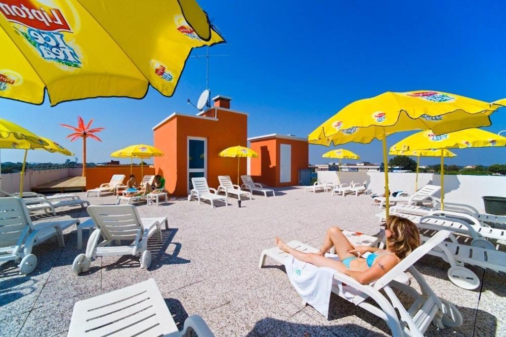 Hotel Di Giovanni Bibione Bagian luar foto