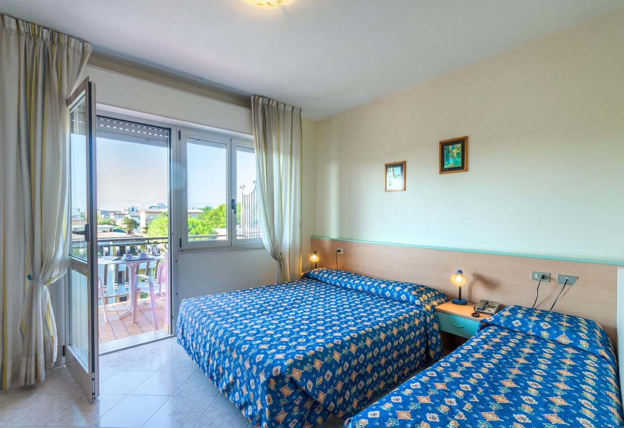Hotel Di Giovanni Bibione Bagian luar foto