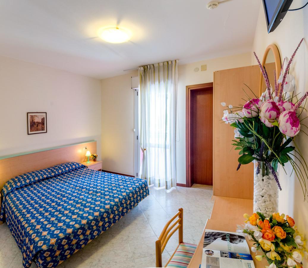 Hotel Di Giovanni Bibione Bagian luar foto