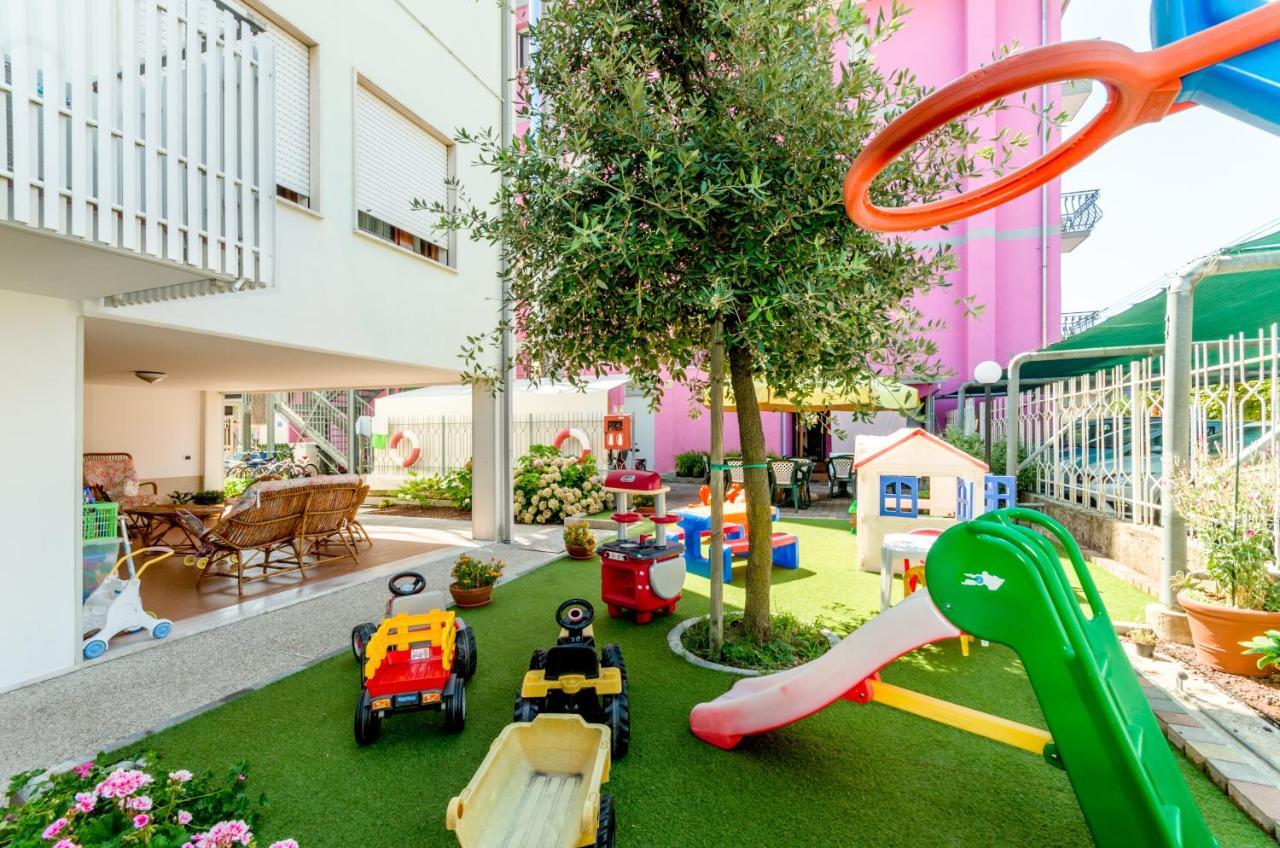 Hotel Di Giovanni Bibione Bagian luar foto